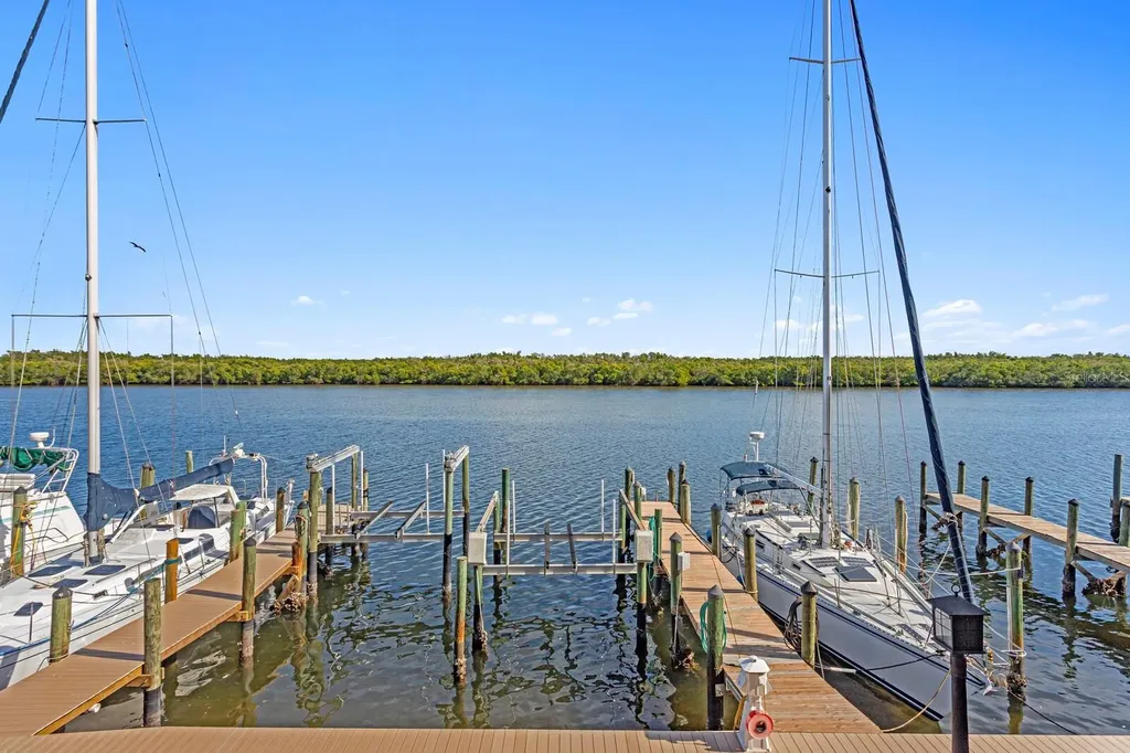 907 Bahia Del Sol Drive Ruskin FL 33570