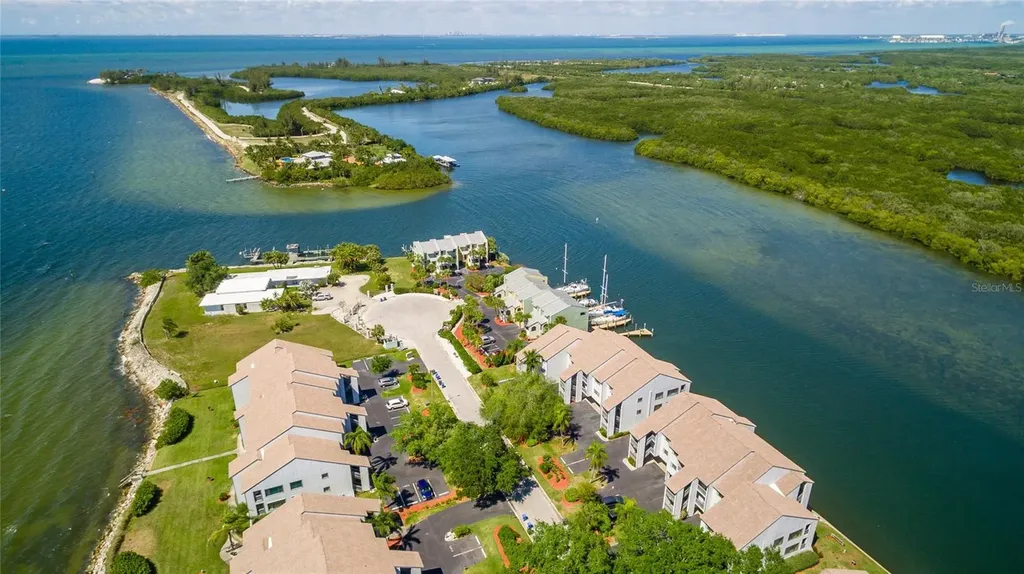 907 Bahia Del Sol Drive Ruskin FL 33570