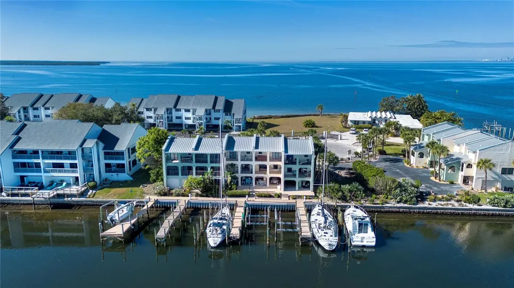 907 Bahia Del Sol Drive Ruskin FL 33570