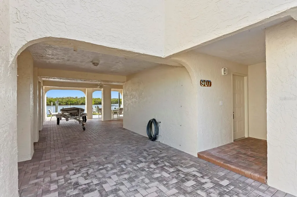 907 Bahia Del Sol Drive Ruskin FL 33570