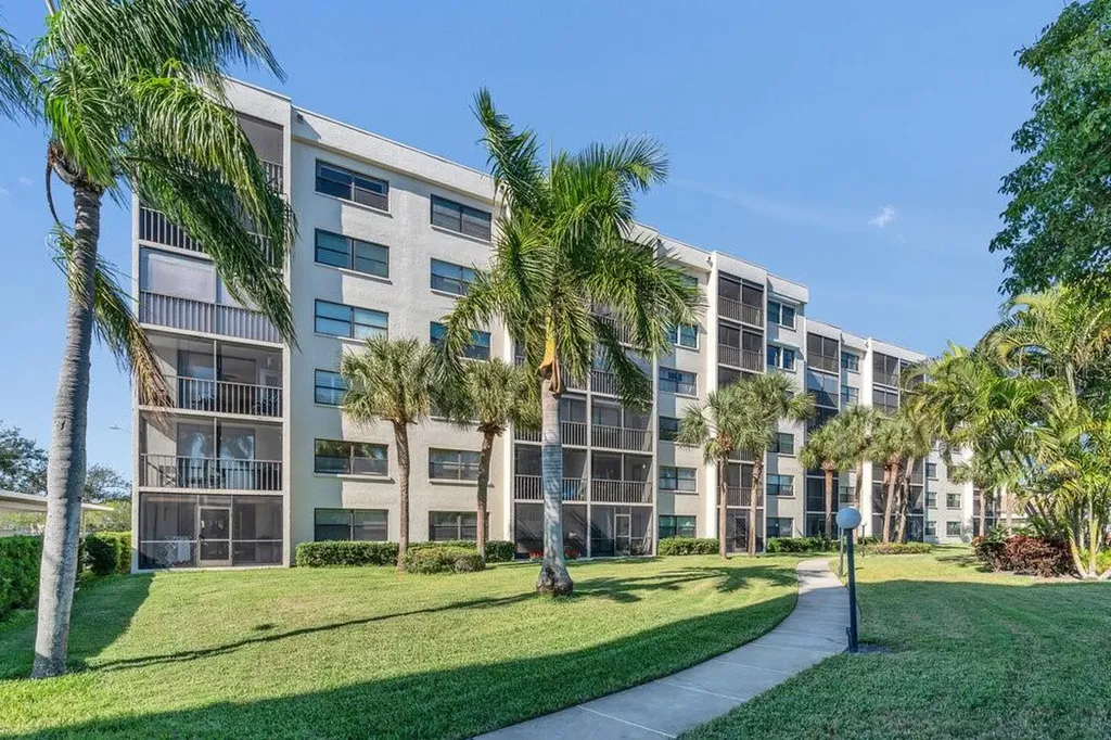 1328 Pasadena Avenue S South Pasadena FL 33707