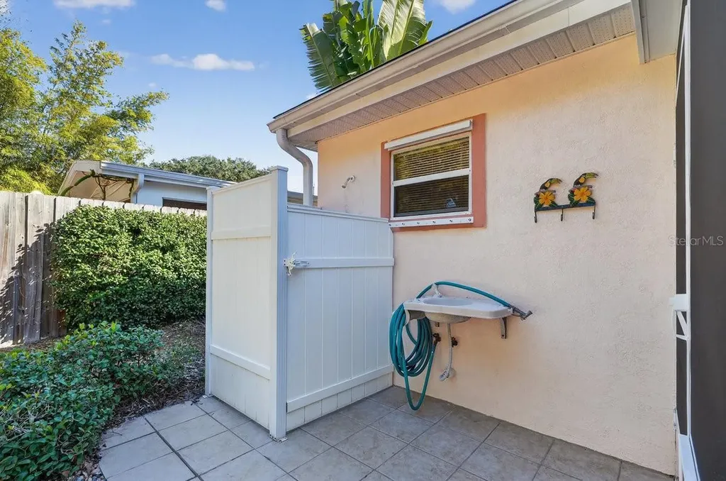 810 E 9th Avenue New Smyrna Beach FL 32169