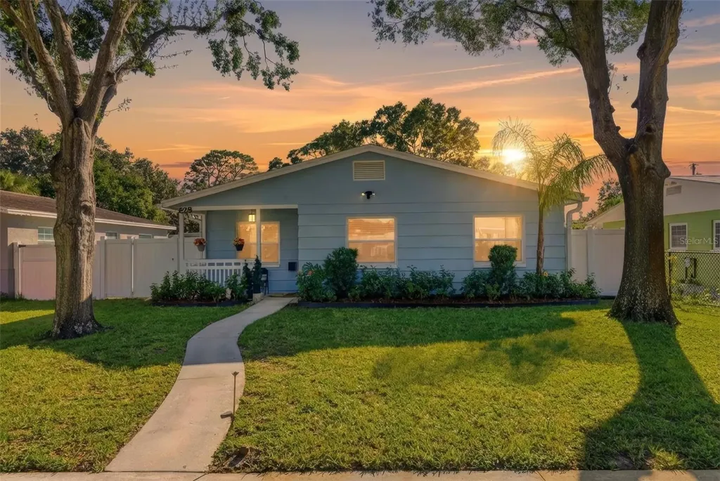828 89th Avenue N St Petersburg FL 33702