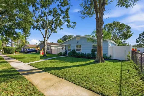 828 89th Avenue N St Petersburg FL 33702