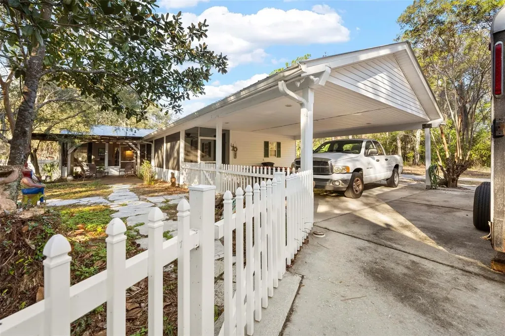 16 52nd Street Yankeetown FL 34498