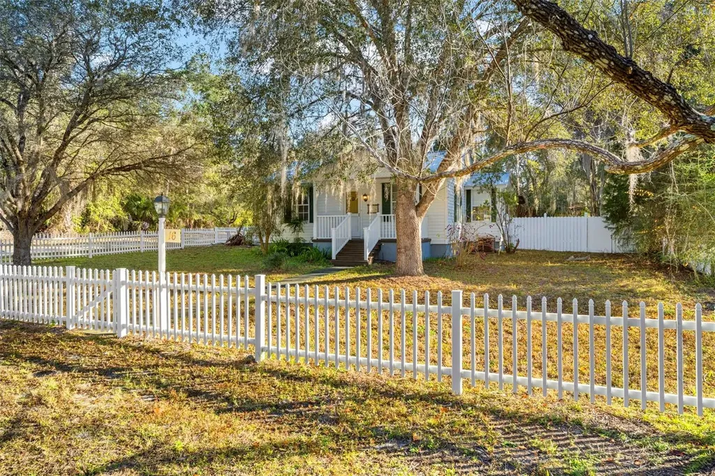 16 52nd Street Yankeetown FL 34498