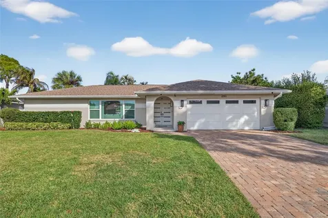 2043 Tanglewood Way NE St Petersburg FL 33702