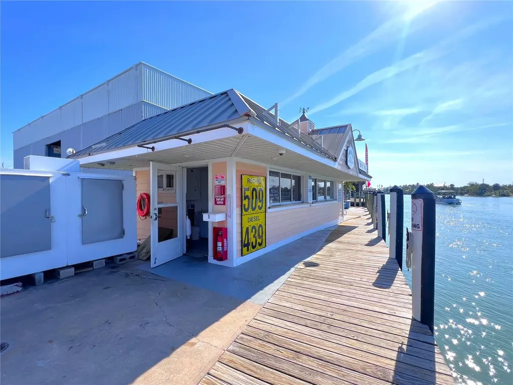 100 Circuit Road Nokomis FL 34275