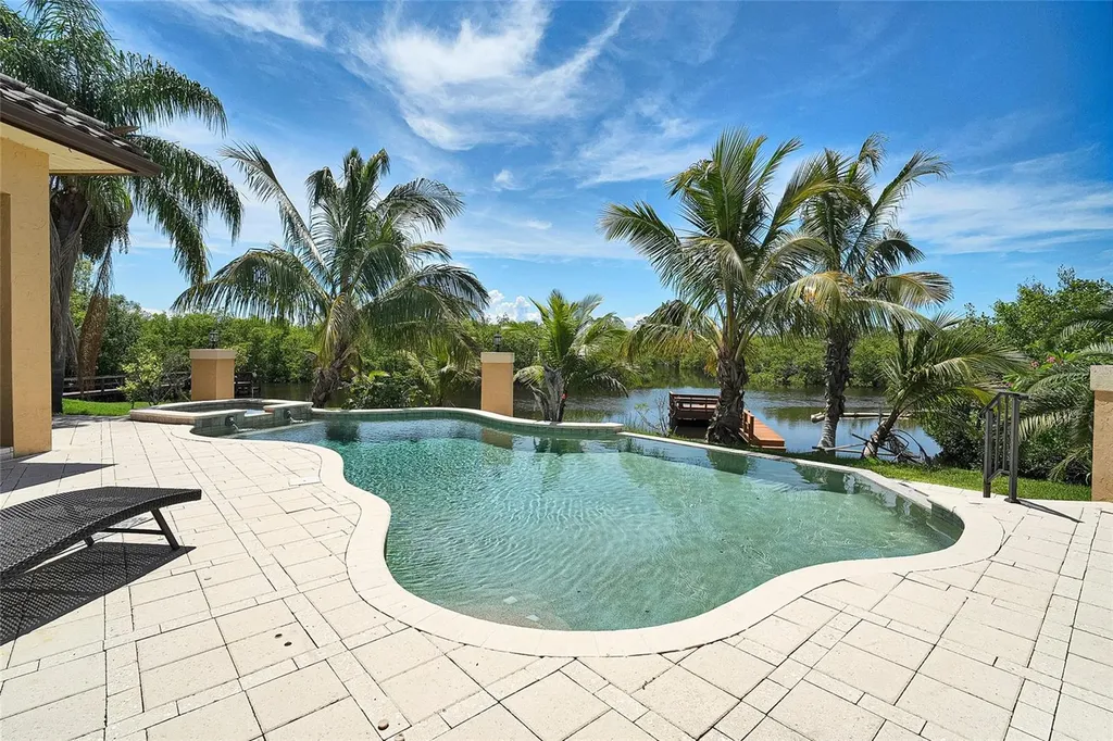 8707 Silverthorn Road Seminole FL 33777