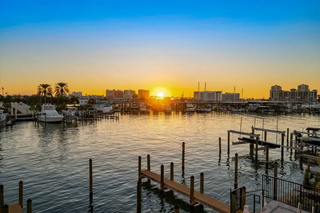 211 Dolphin Point Clearwater FL 33767