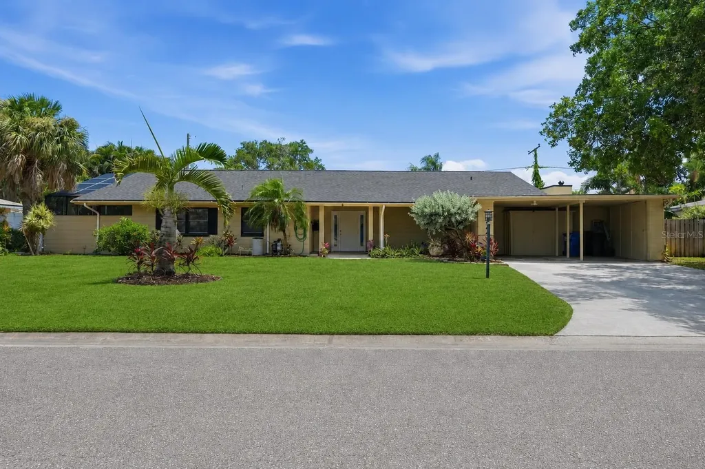 3944 49th Avenue S St Petersburg FL 33711