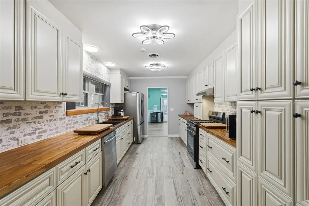 3944 49th Avenue S St Petersburg FL 33711