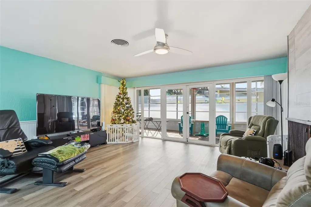 3944 49th Avenue S St Petersburg FL 33711