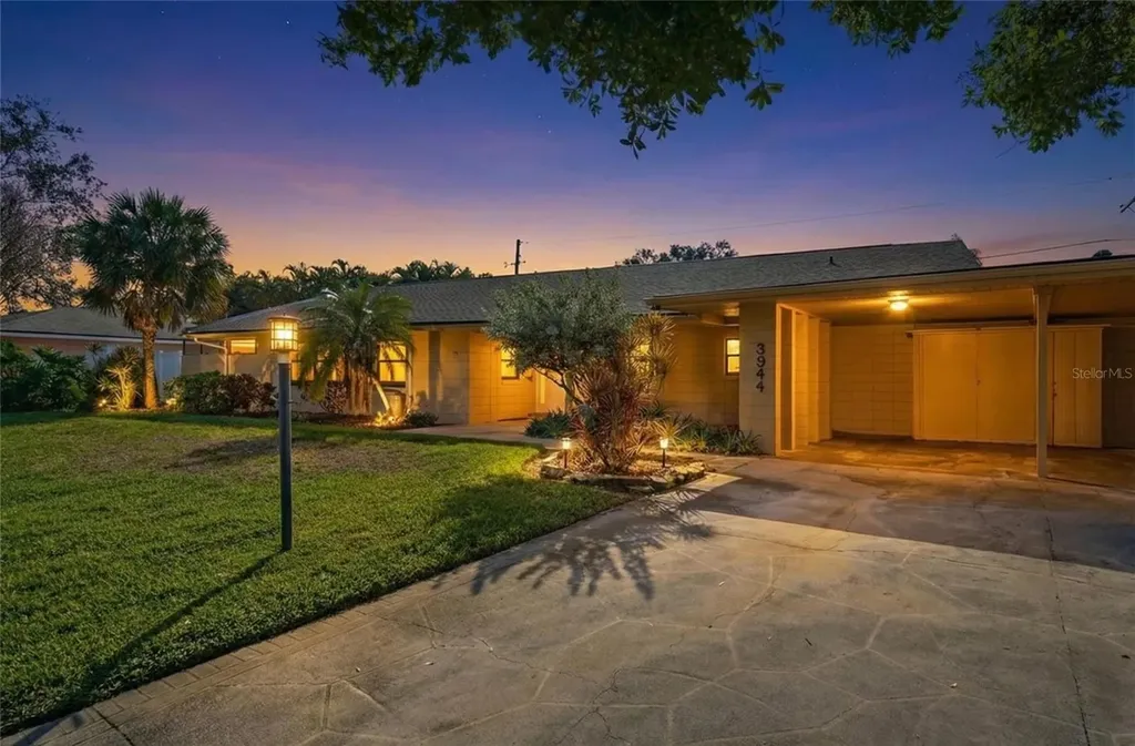 3944 49th Avenue S St Petersburg FL 33711