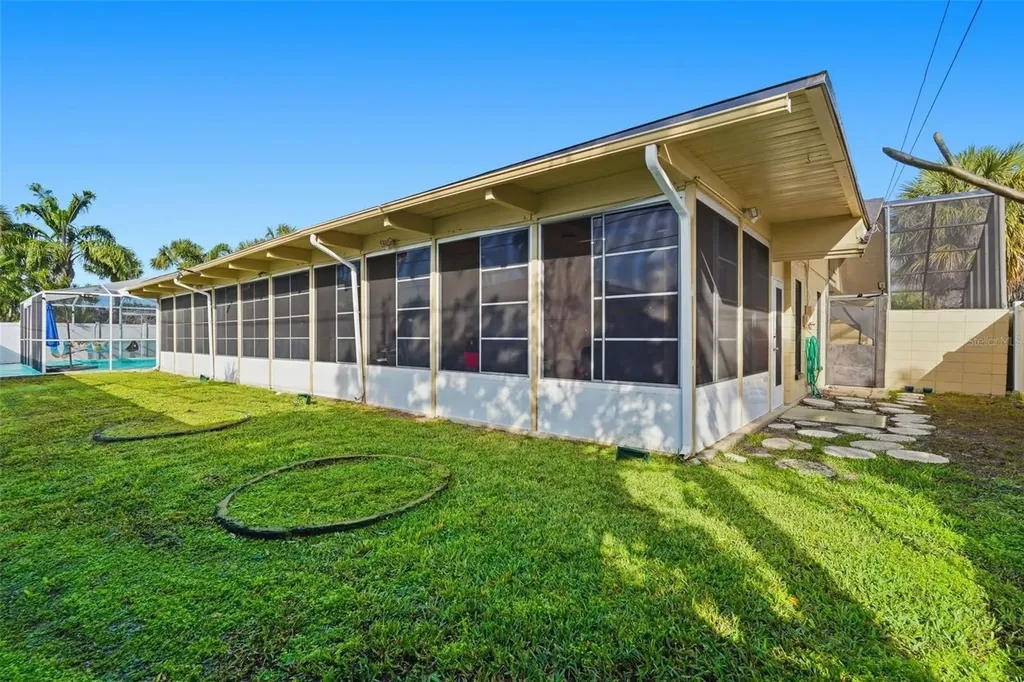 3944 49th Avenue S St Petersburg FL 33711