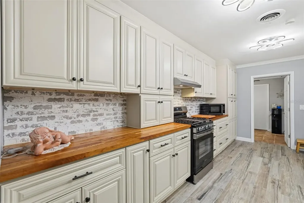 3944 49th Avenue S St Petersburg FL 33711