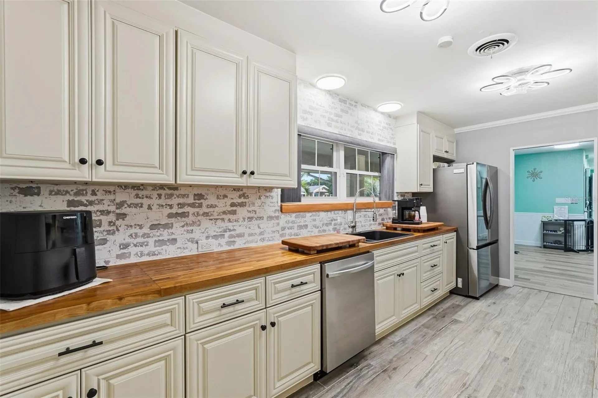 3944 49th Avenue S St Petersburg FL 33711
