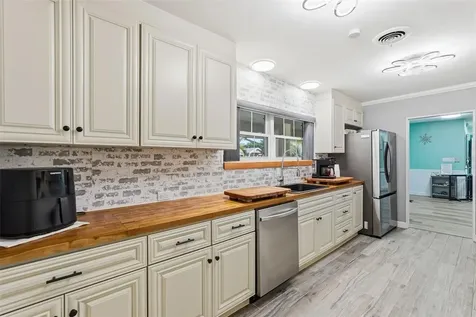 3944 49th Avenue S St Petersburg FL 33711