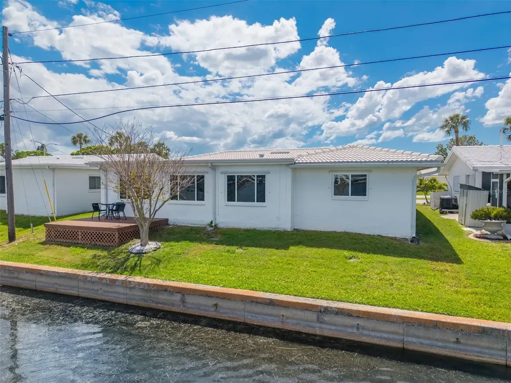 9705 Mainlands Boulevard W Pinellas Park FL 33782