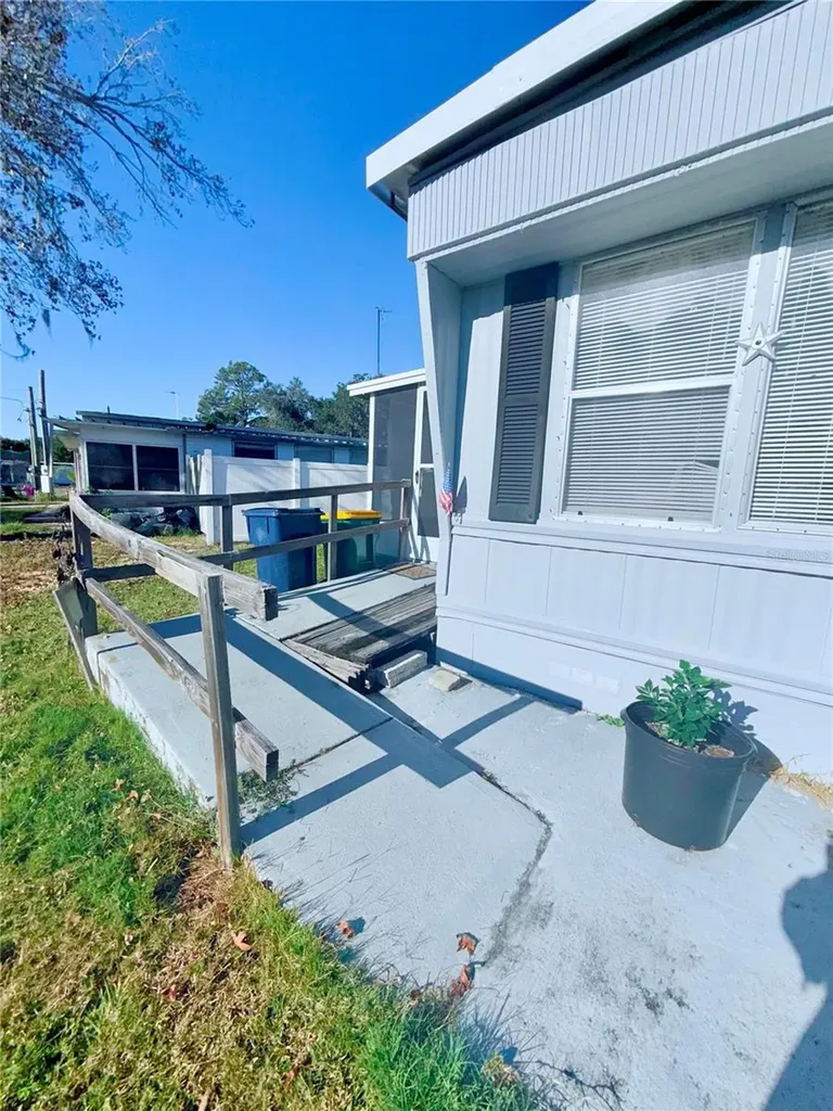 1370 County Drive Tavares FL 32778