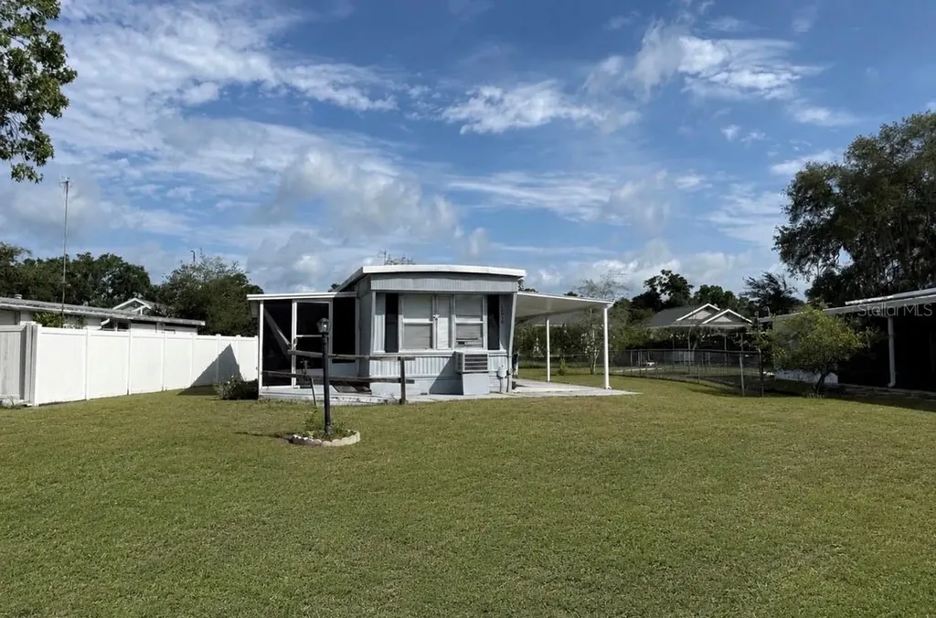 1370 County Drive Tavares FL 32778
