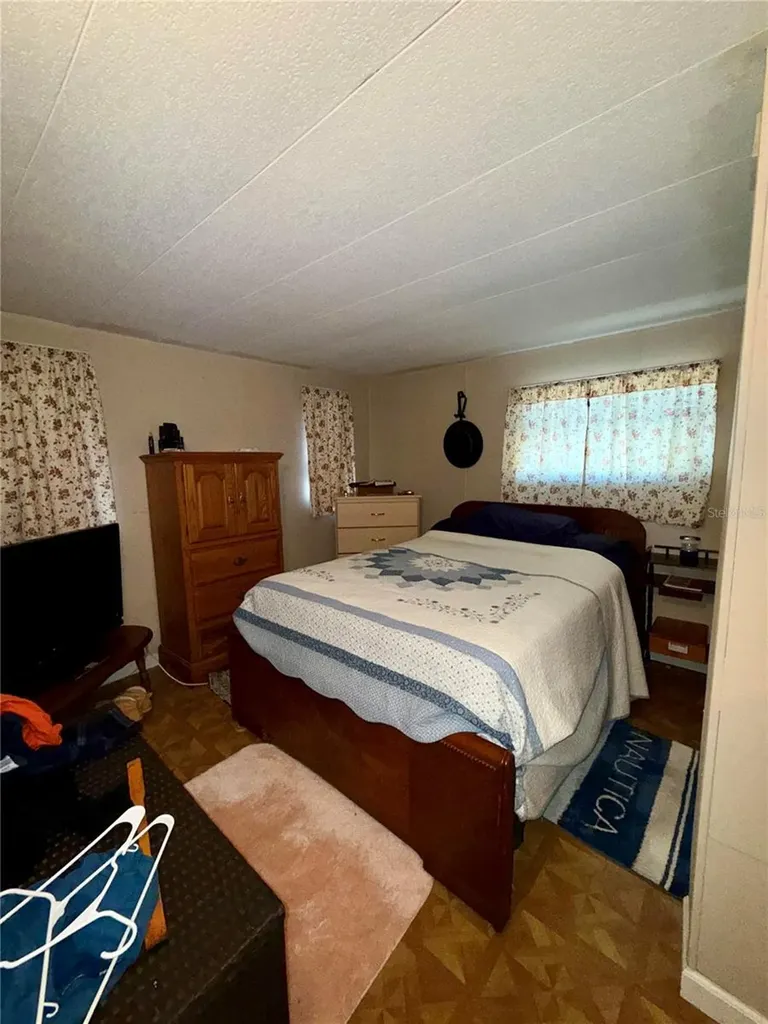 1370 County Drive Tavares FL 32778