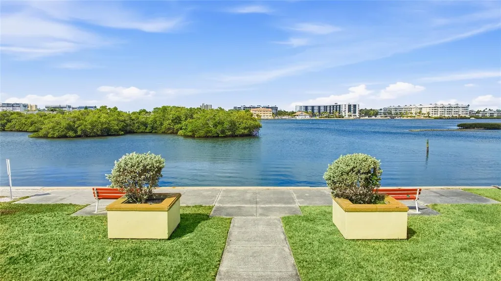 5915 Tidewood Avenue Sarasota FL 34231