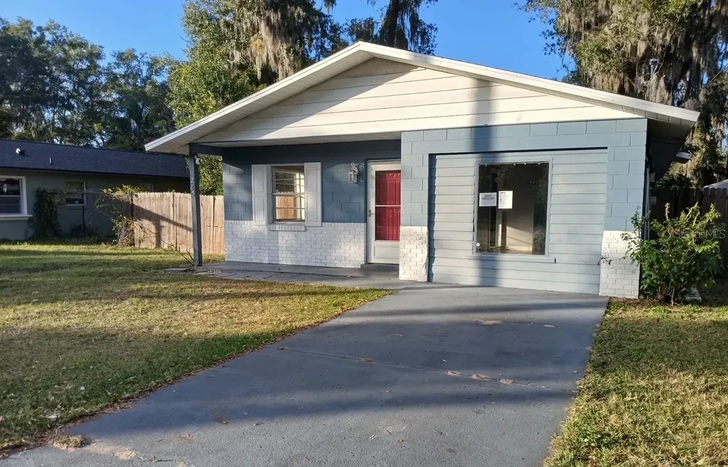 285 E Lake Street Umatilla FL 32784