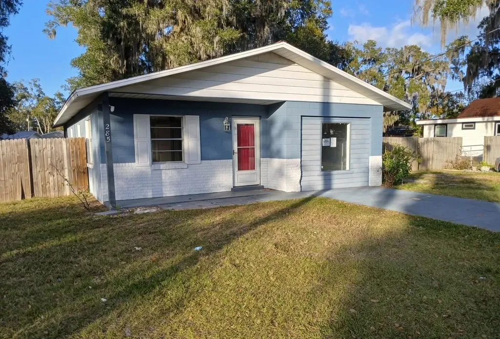 285 E Lake Street Umatilla FL 32784