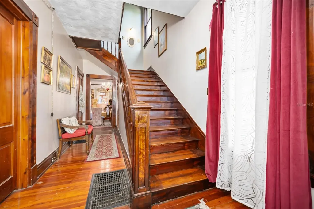 228 W Howry Avenue Deland FL 32720