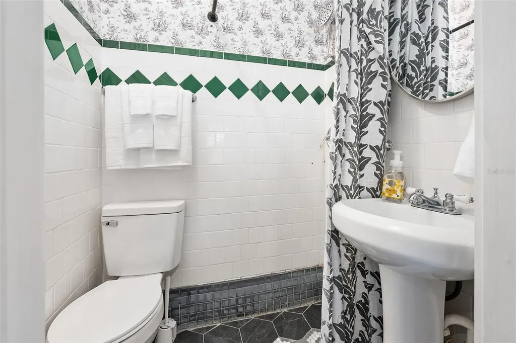 228 W Howry Avenue Deland FL 32720