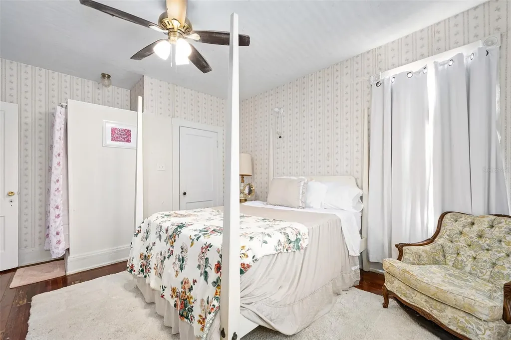 228 W Howry Avenue Deland FL 32720