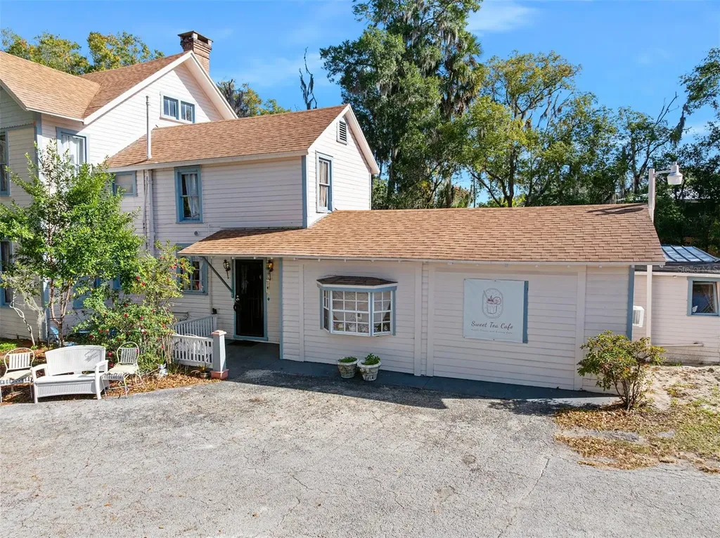 228 W Howry Avenue Deland FL 32720