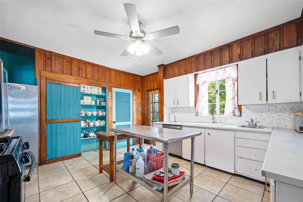 228 W Howry Avenue Deland FL 32720