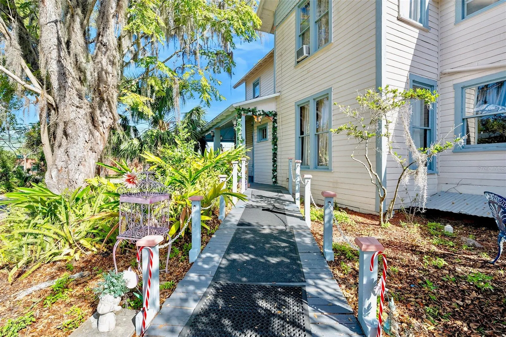 228 W Howry Avenue Deland FL 32720