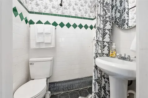 228 W Howry Avenue Deland FL 32720