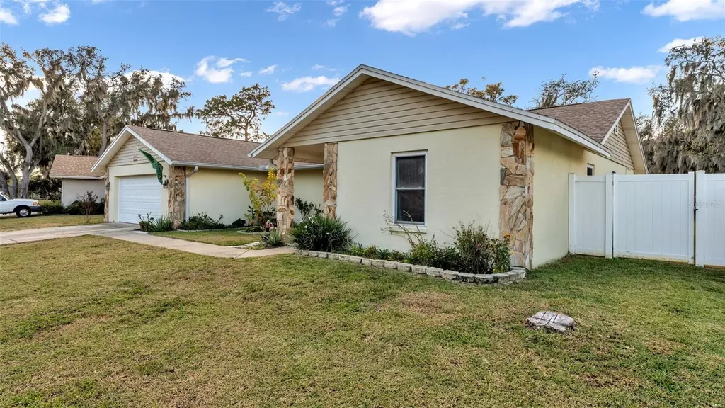 2207 Gatewood Street Plant City FL 33563