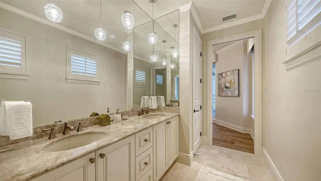 2052 Benjamin Franklin Drive Sarasota FL 34236