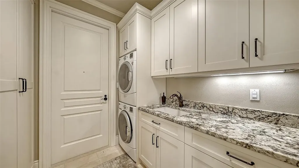 2052 Benjamin Franklin Drive Sarasota FL 34236