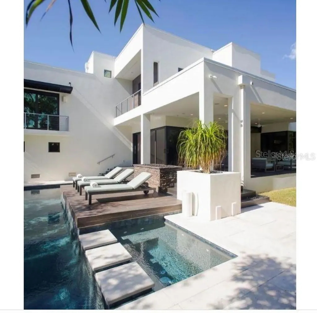 356 Bayview Drive NE St Petersburg FL 33704