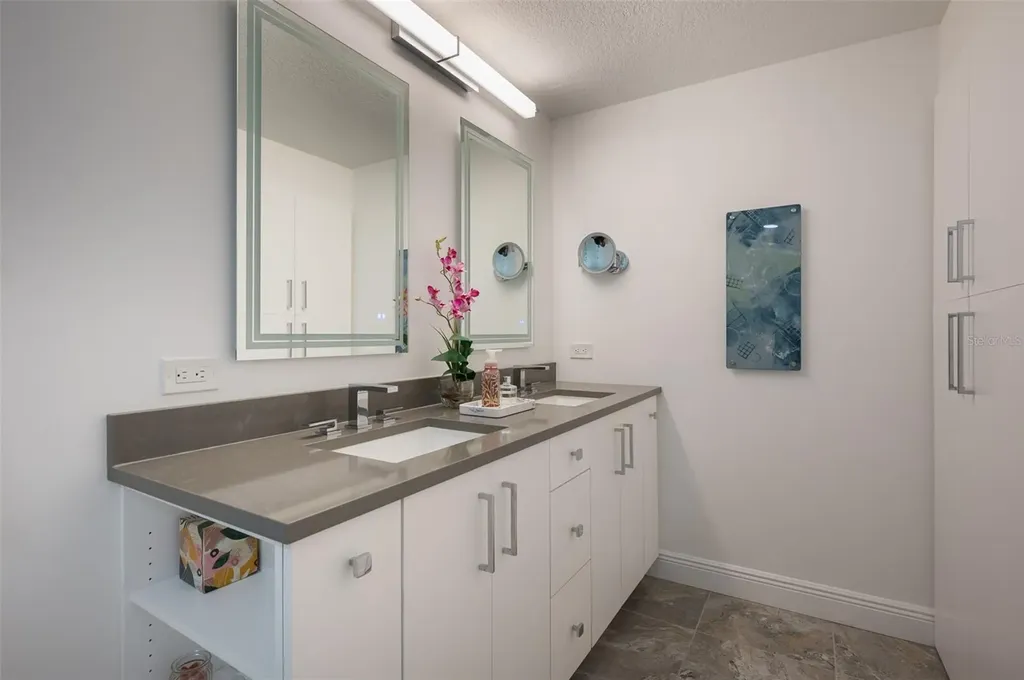 800 N Tamiami Trail Sarasota FL 34236