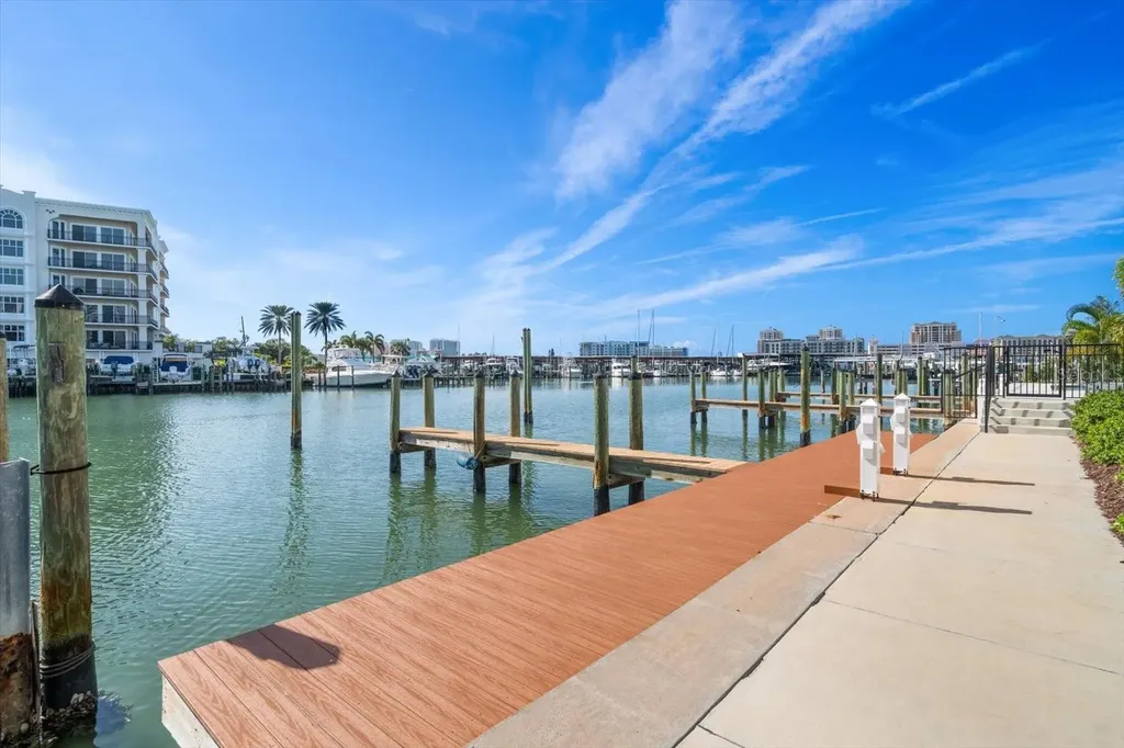 211 Dolphin Point Clearwater FL 33767