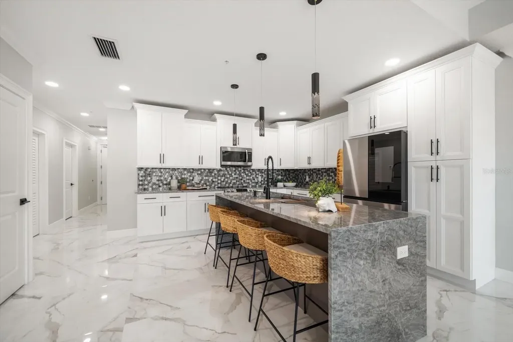211 Dolphin Point Clearwater FL 33767
