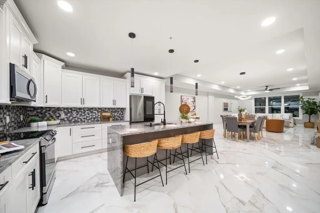 211 Dolphin Point Clearwater FL 33767