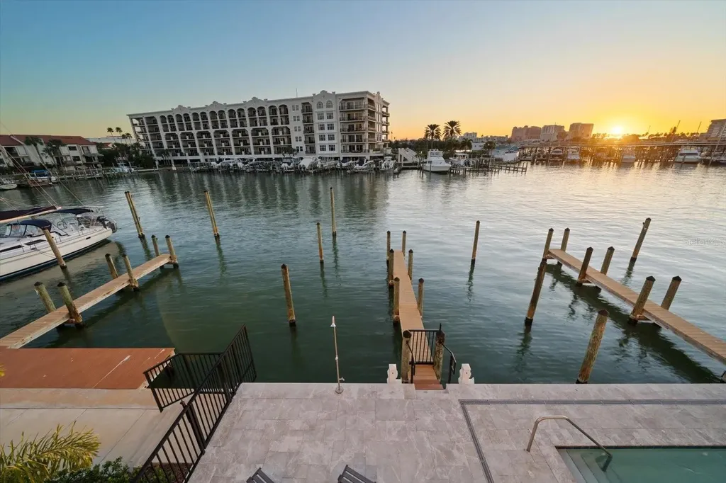 211 Dolphin Point Clearwater FL 33767