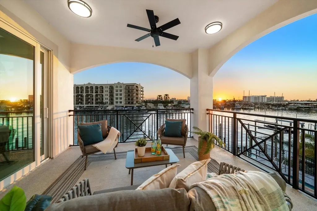 211 Dolphin Point Clearwater FL 33767