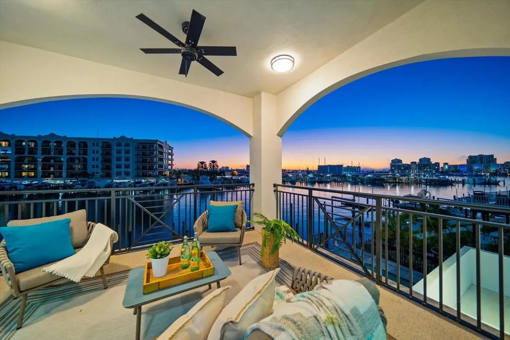211 Dolphin Point Clearwater FL 33767