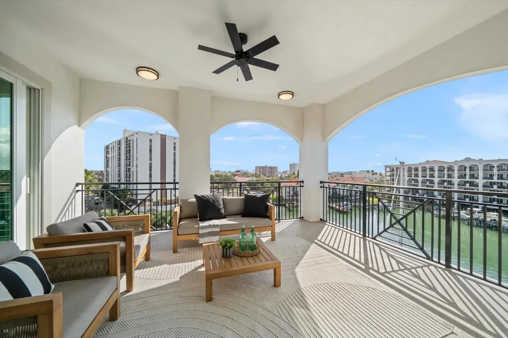 211 Dolphin Point Clearwater FL 33767