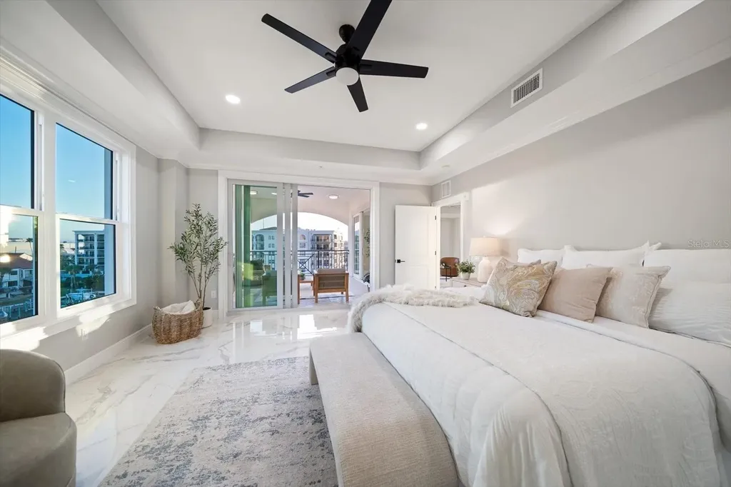 211 Dolphin Point Clearwater FL 33767