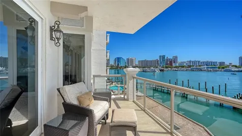 464 Golden Gate Point Sarasota FL 34236